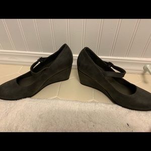 SO brand dark gray wedges with straps